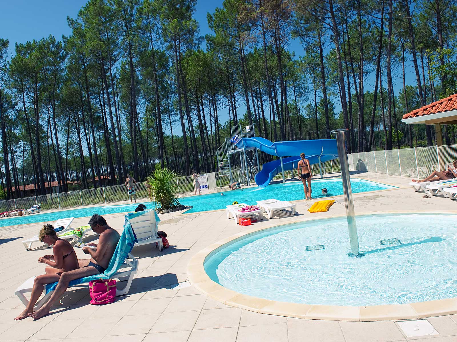 espace-aquatique-toboggan - Le domaine des Grands Lacs